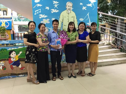 Trong tháng  8/2018  Công đoàn Trường mầm non Long Biên đã tặng hoa và quà sinh nhật cho 08 đồng chí